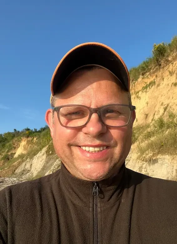 Willkommen bei LANGELAND FLYFISHING mit Andreas Jendrichowski Porträt von Andreas Jendrichowski, dem Gründer von LANGELAND FLYFISHING